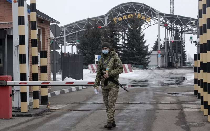 soldato ucraino di guardia a goptovka