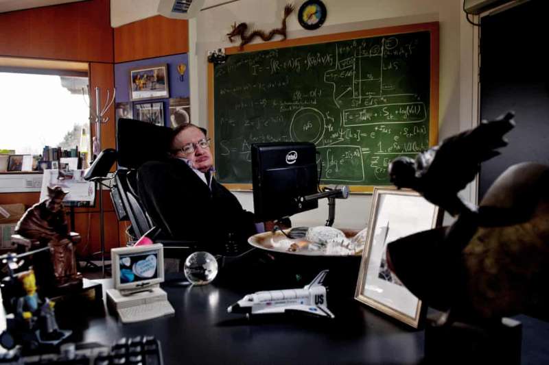 STEPHEN HAWKING NEL SUO UFFICIO A CAMBRIDGE