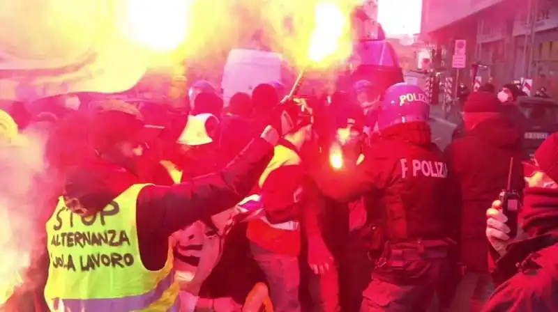 violenza della polizia contro gli studenti 1