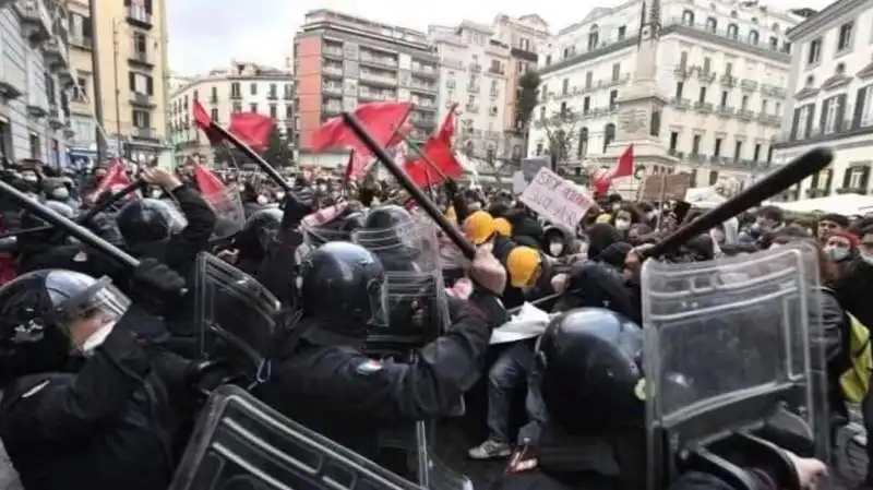 violenza della polizia contro gli studenti 11