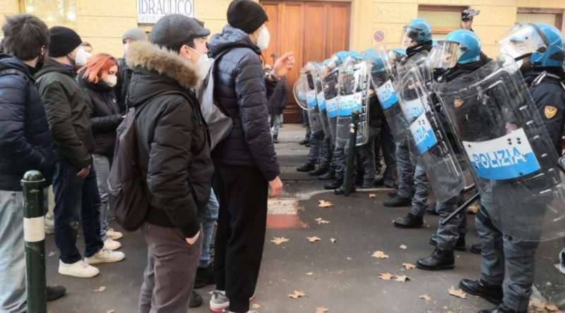 violenza della polizia contro gli studenti 3