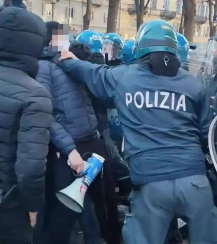 violenza della polizia contro gli studenti 4