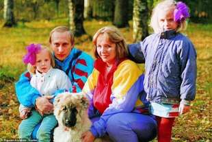 vladimir putin con la moglie e le due figlie negli anni 90