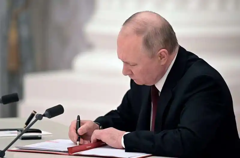 vladimir putin firma il riconoscimento di donetsk e lugansk 