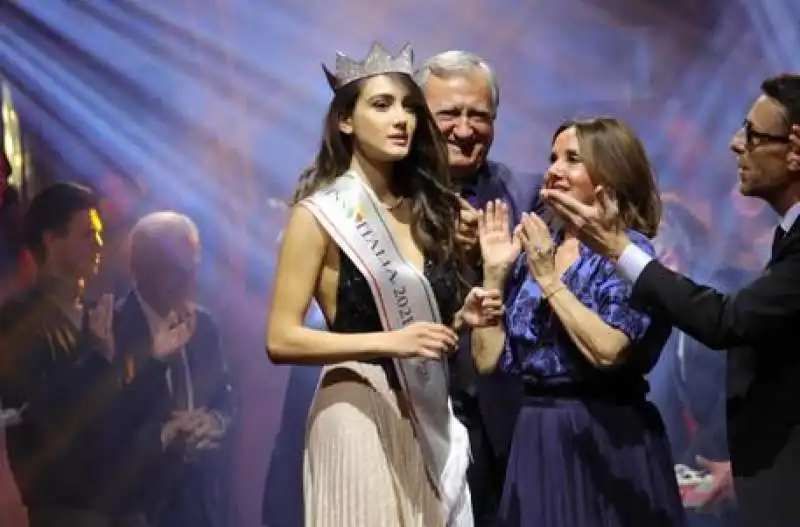 Zeudi di Palma incoronata miss Italia