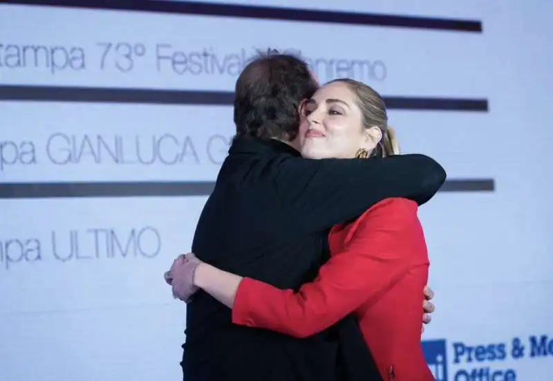 abbraccio stefano coletta chiara ferragni   sanremo 2023 