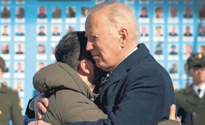 ABBRACCIO TRA ZELENSKY E BIDEN