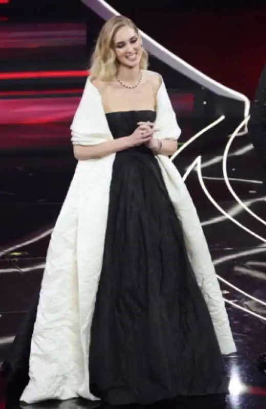 abiti chiara ferragni prima serata sanremo 3