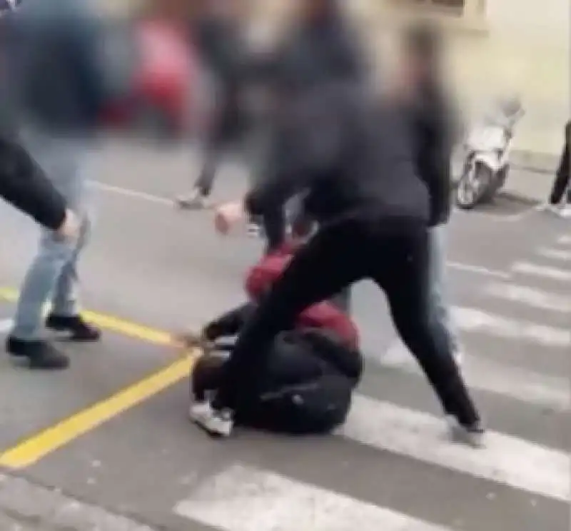 aggressione al liceo michelangiolo di firenze   3