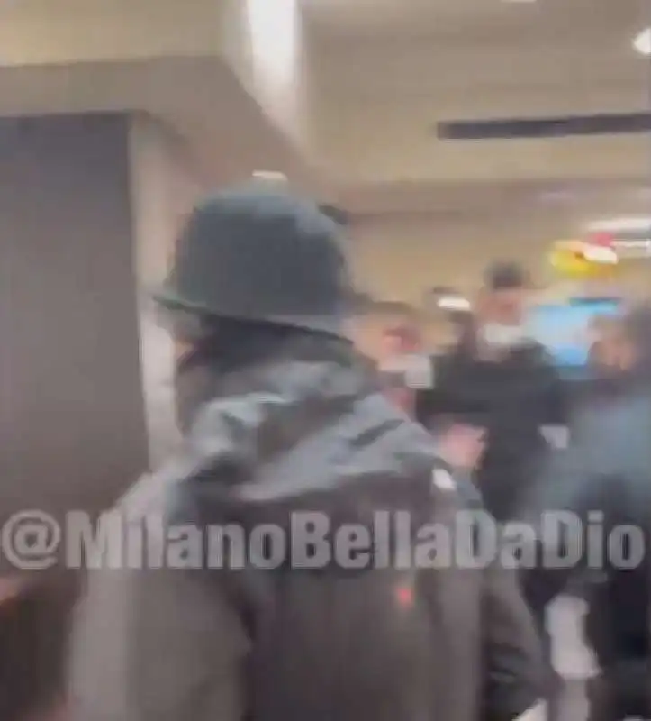 aggressione al mcdonalds di milano centrale 3