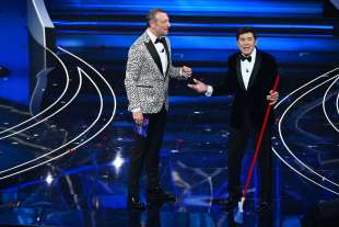 amadeus e gianni morandi con la scopa in mano sanremo 2023