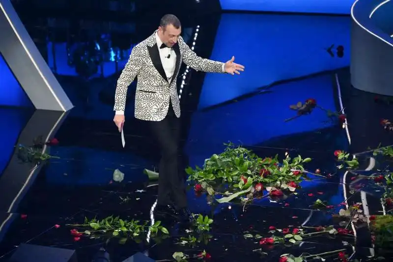 amadeus e i fiori distrutti da blanco    sanremo 2023