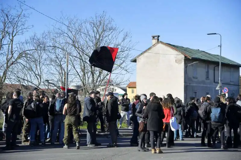 anarchici davanti al carcere di opera 1