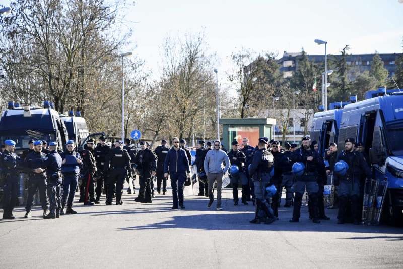 anarchici davanti al carcere di opera 2