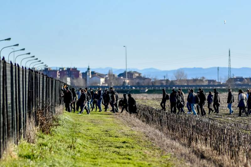 anarchici davanti al carcere di opera 22