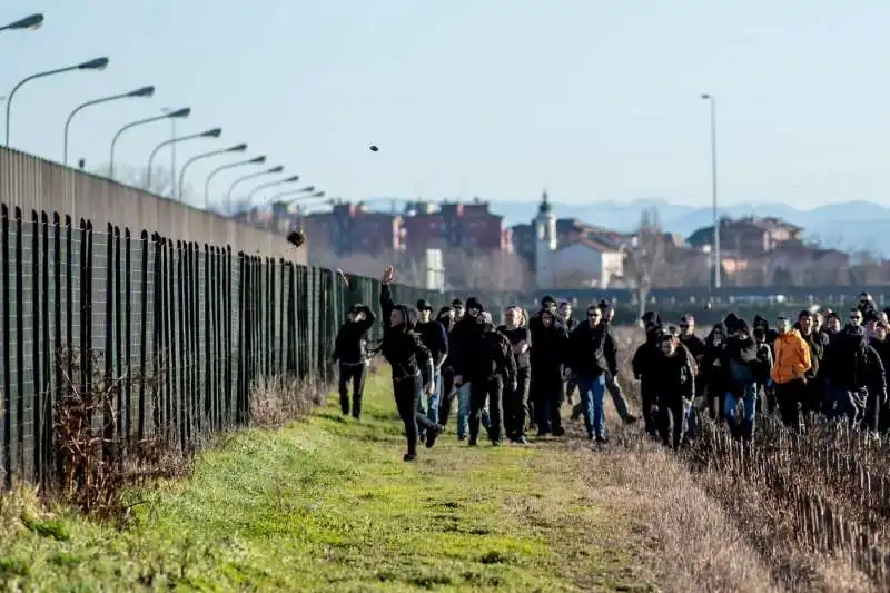 anarchici davanti al carcere di opera 24