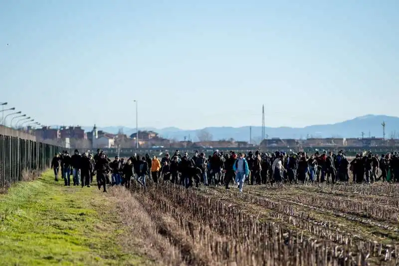 anarchici davanti al carcere di opera 25