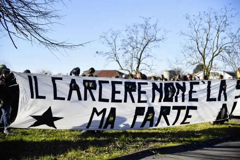 anarchici davanti al carcere di opera 5