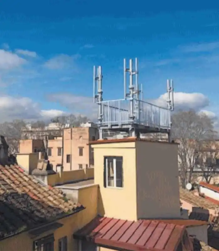 antenna montata su un palazzo in via Cancello pieno centro di Roma