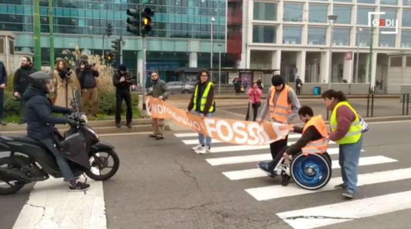 attivisti di ultima generazione bloccano il traffico a milano 1