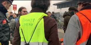 attivisti di ultima generazione bloccano il traffico a milano 10