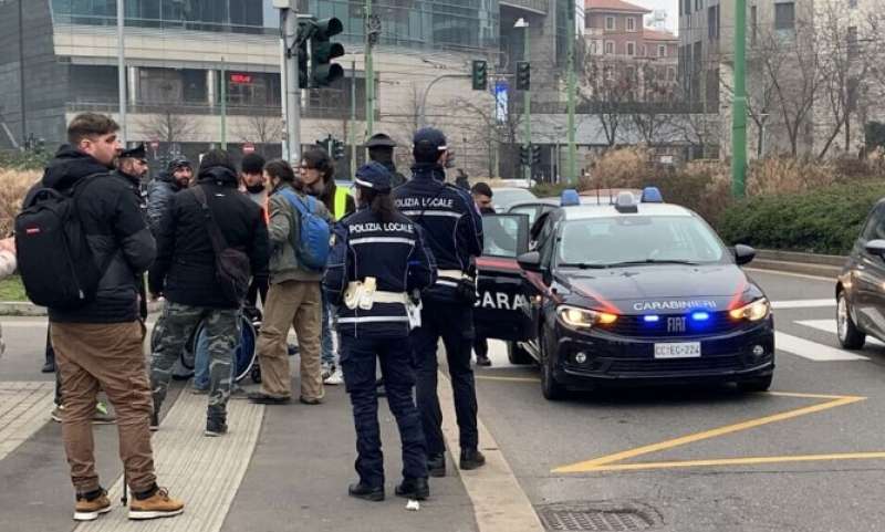 attivisti di ultima generazione bloccano il traffico a milano 4