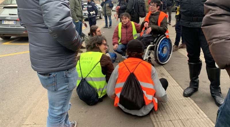 attivisti di ultima generazione bloccano il traffico a milano 5