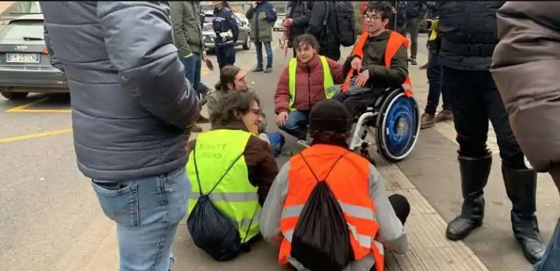 attivisti di ultima generazione bloccano il traffico a milano 9