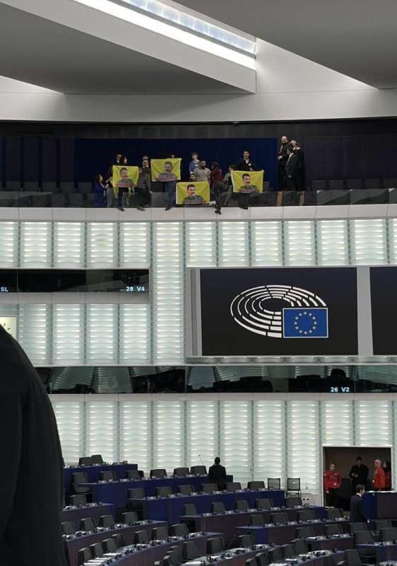 attivisti pro ocalan al parlamento europeo 2