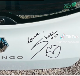 autografo shakira su twingo