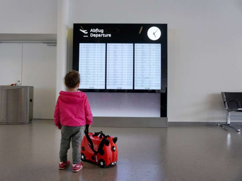 bambini in aeroporto