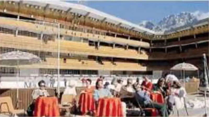 bar all aperto dello stadio olimpico del ghiaccio  nel film vacanze di natale 