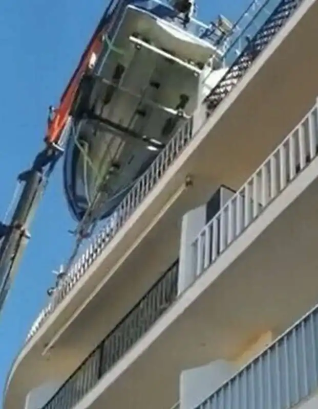 barca sul balcone a minorca 1