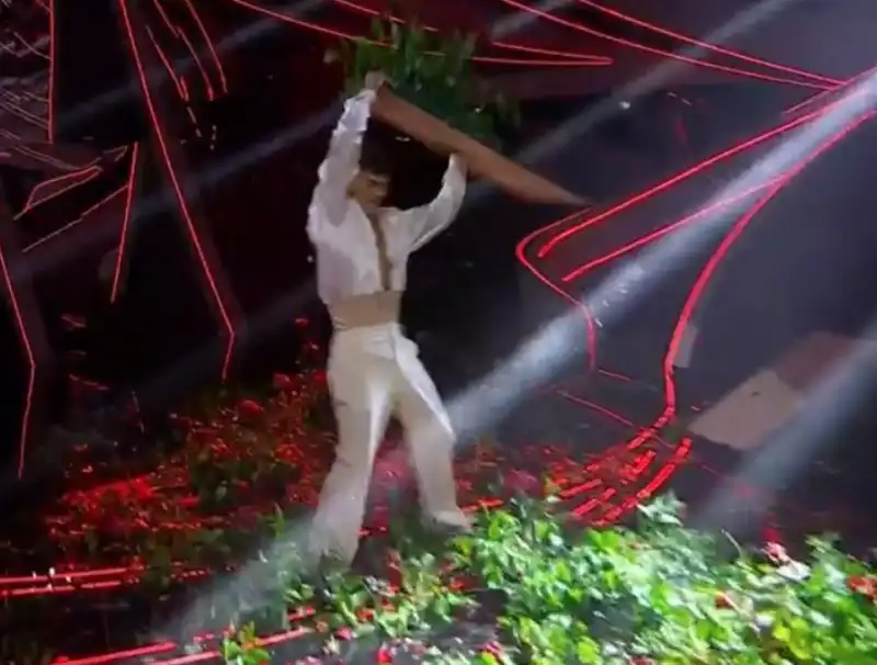 BLANCO PRENDE A CALCI I FIORI A SANREMO 2023