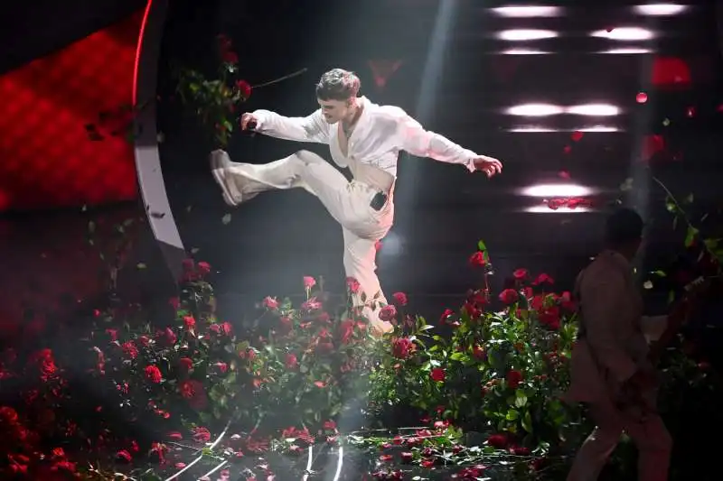 blanco prende a calci i fiori di sanremo sul palco