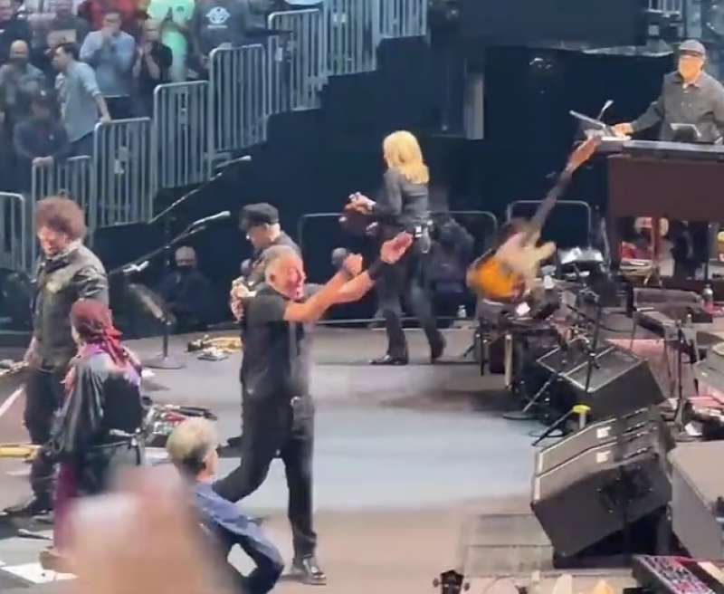 bruce springsteen lancia una chitarra contro un roadie 1