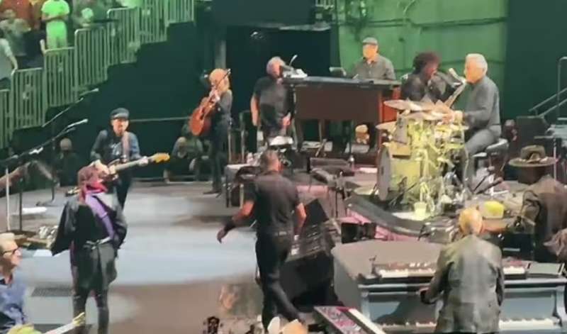 bruce springsteen lancia una chitarra contro un roadie 3