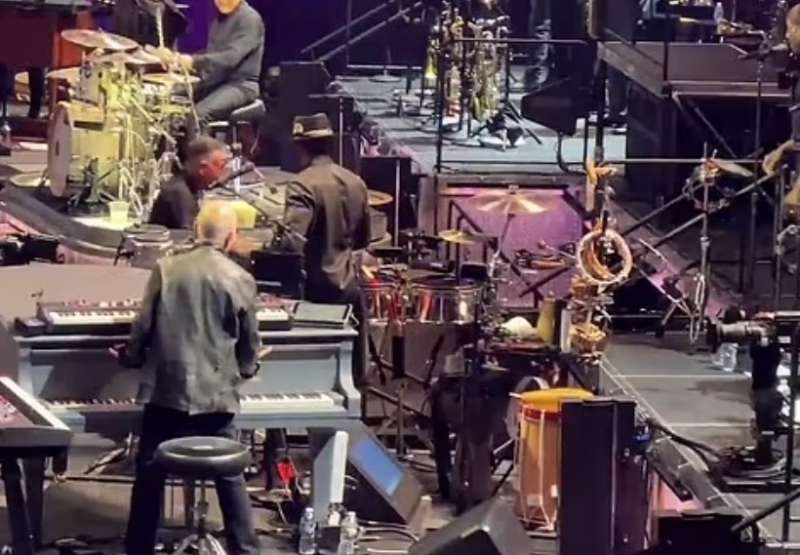 bruce springsteen lancia una chitarra contro un roadie 4