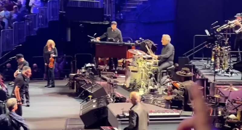 bruce springsteen lancia una chitarra contro un roadie 5