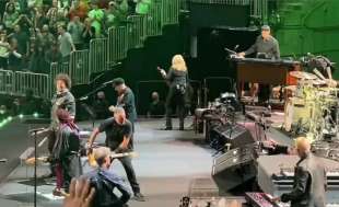 bruce springsteen lancia una chitarra contro un roadie 6