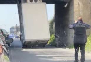 camion incastrato sotto un ponte a ragusa 2