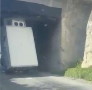 camion incastrato sotto un ponte a ragusa 3