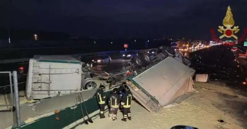 camion si ribalta e sparge il carico di farina sull'autostrada a4