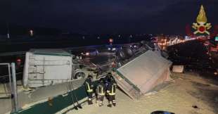 camion si ribalta e sparge il carico di farina sull'autostrada a4