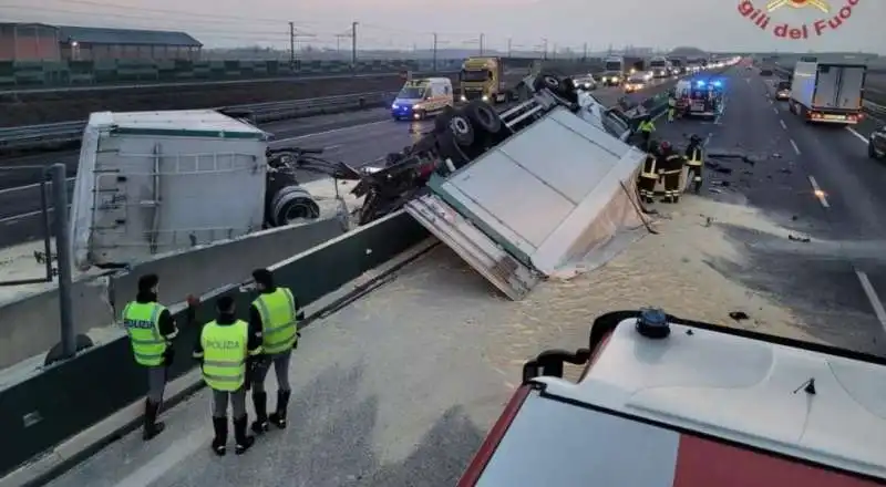 camion si ribalta e sparge il carico di farina sull'autostrada a4