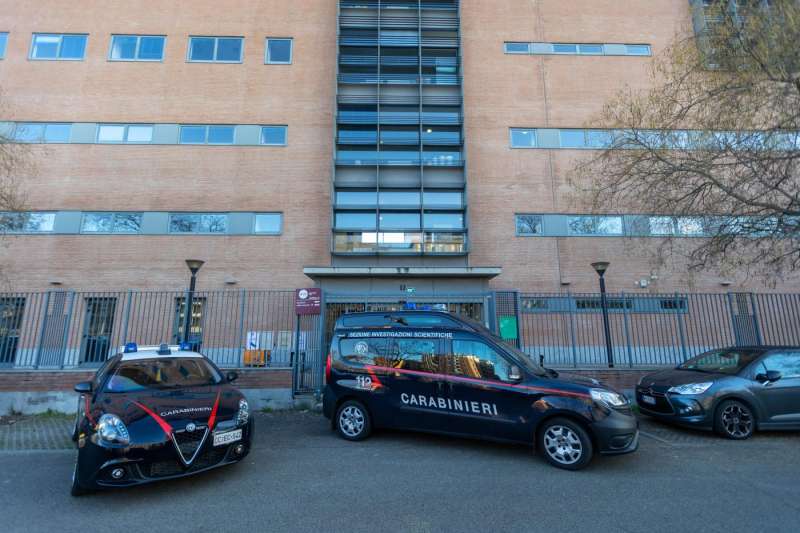 carabinieri all universita iulm dopo il suicidio di una ragazza 2