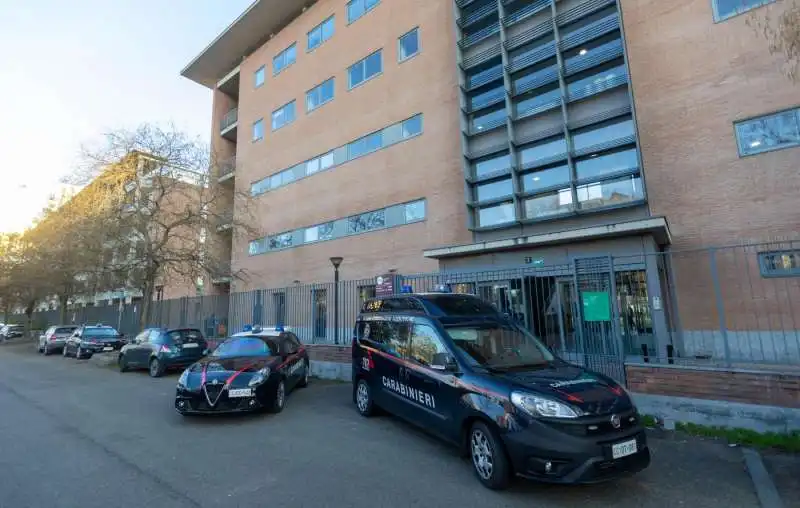 carabinieri all universita iulm dopo il suicidio di una ragazza 3