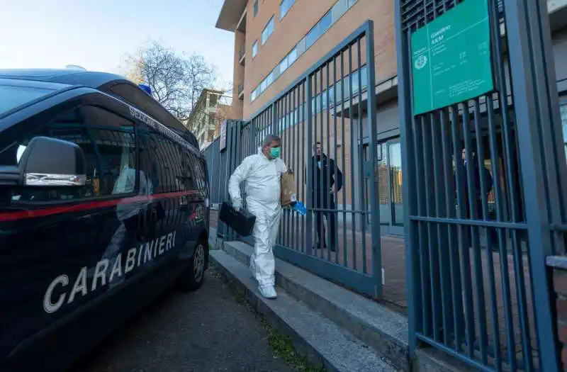 carabinieri all universita iulm dopo il suicidio di una ragazza 7