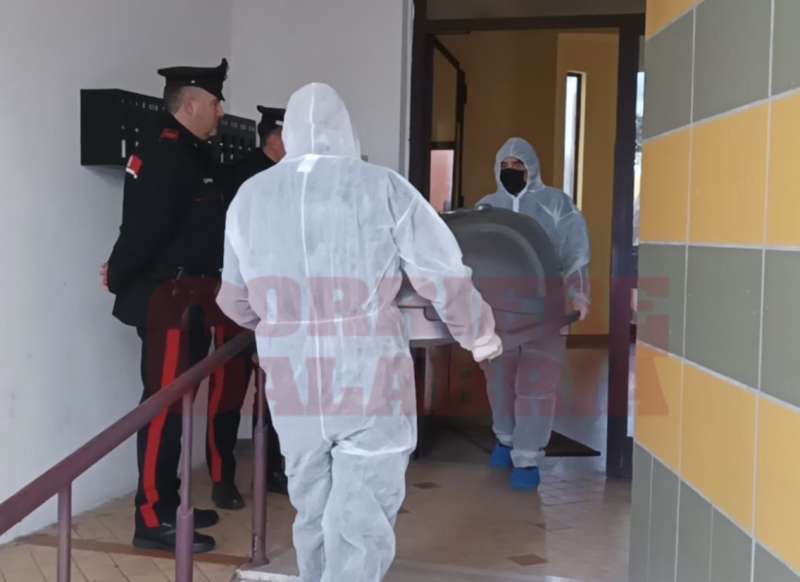 carabinieri portano via il corpo di rocco gioffre da casa di tiziana mirabelli