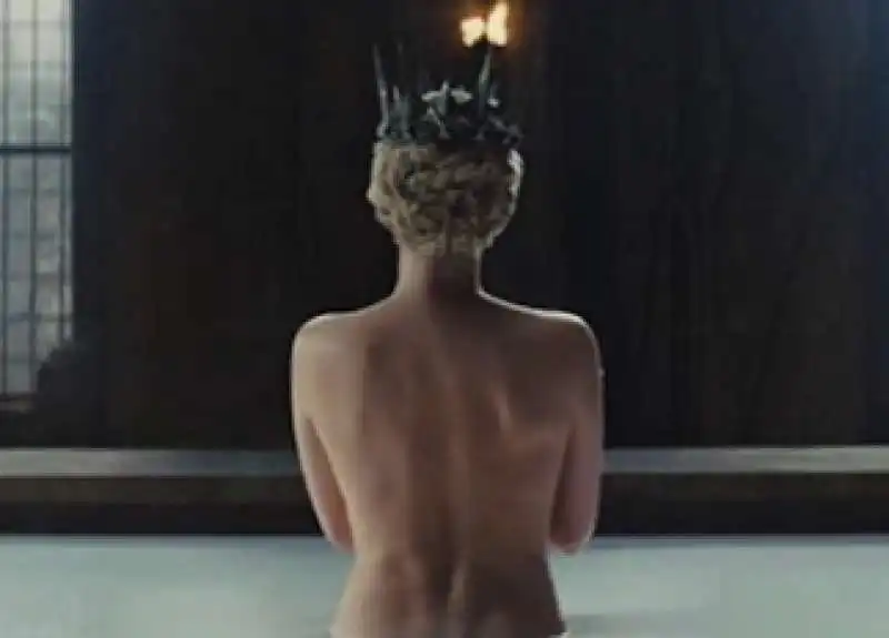 CHARLIZE THERON NUDA IN BIANCANEVE E IL CACCIATORE